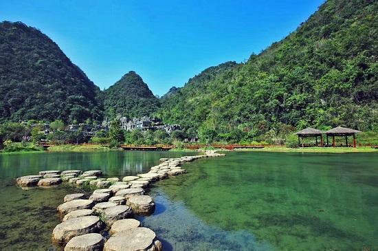 荔波，山川秀丽，四季如春，是一块神秘的土地，被誉为地球腰带上的“绿宝石”。