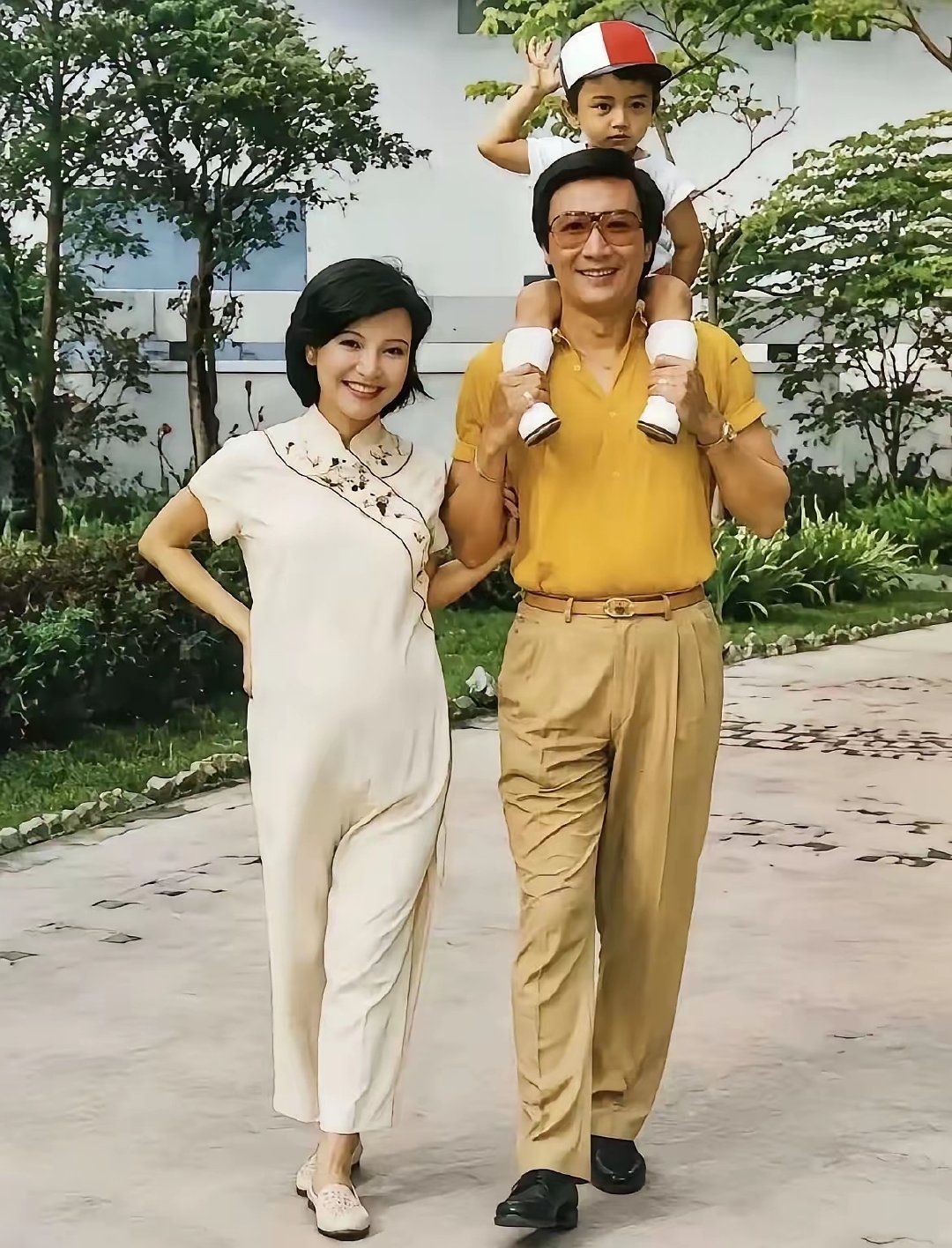 这张照片谢家三口，谢贤意气风发，狄波拉温婉漂亮，小谢霆锋俏皮可爱。一晃几十年过去，一代人的青春记忆