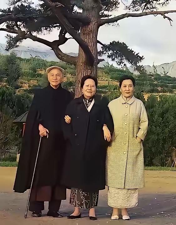 这张老照片能认出三个人算你牛。