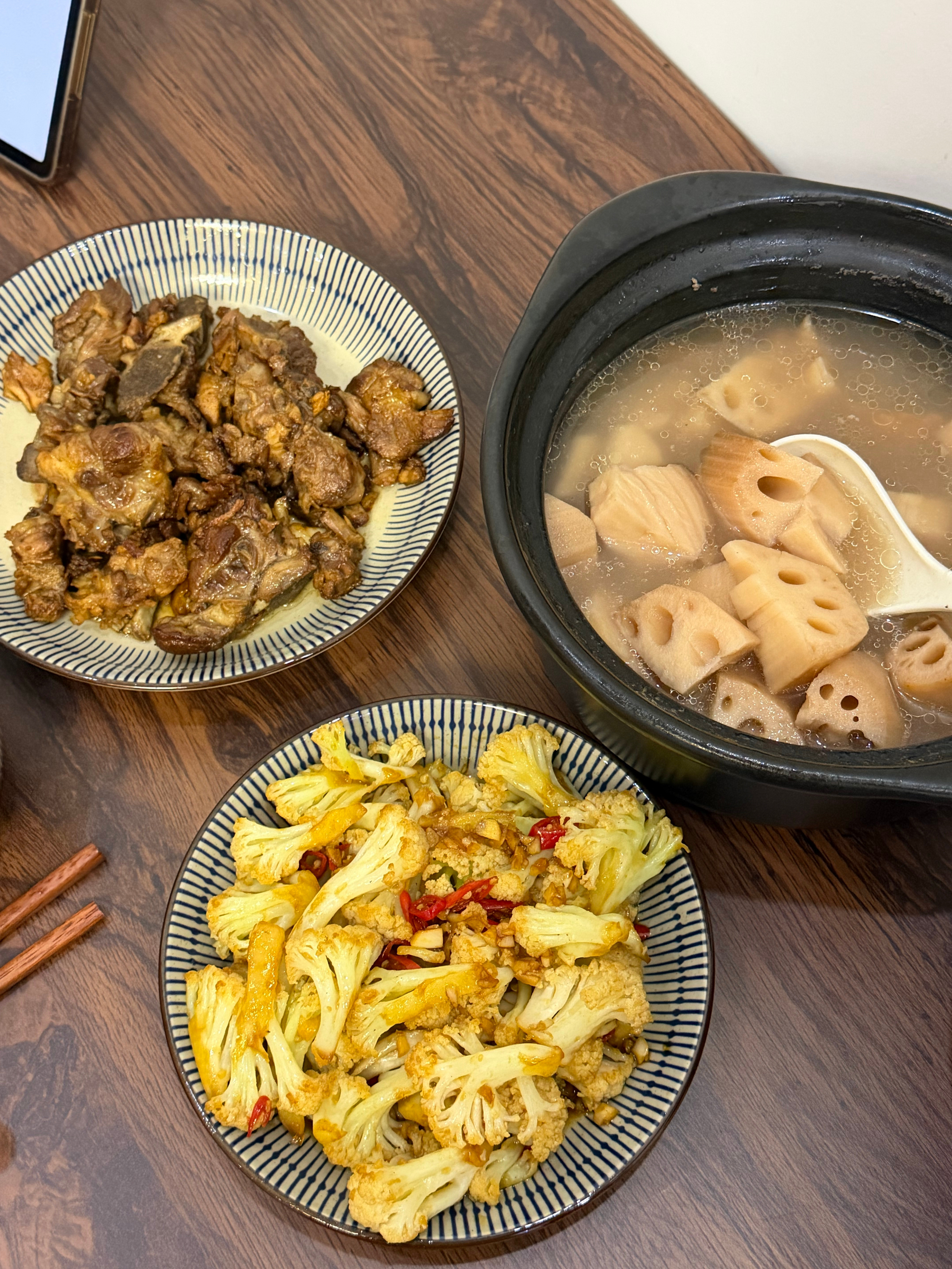 煲了莲藕汤的排骨拿出来炒，贼香，又能当荤菜今天莲藕汤也太好喝了
