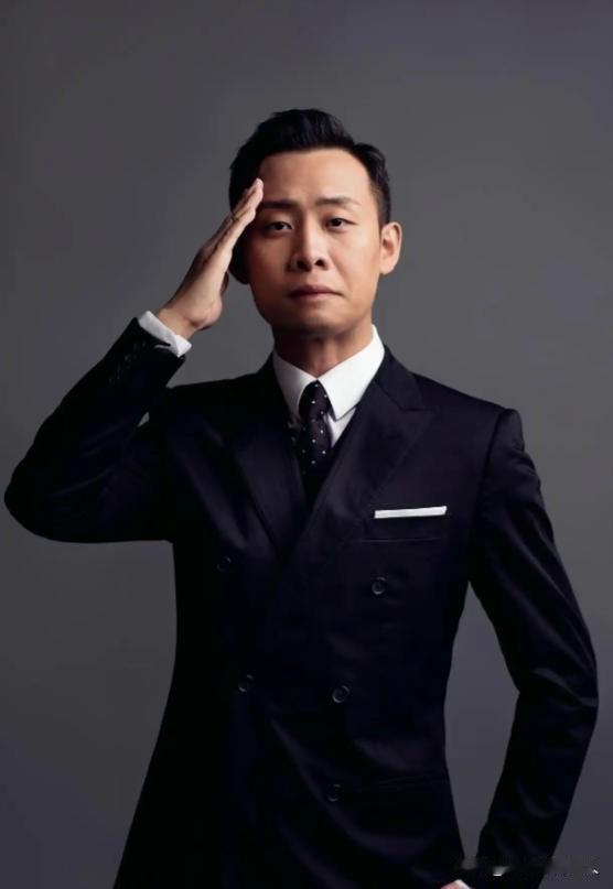 主持人问张译：“你结婚十九年，为什么从来不肯让妻子钱琳琳露面？”张译抬眼笑了笑，