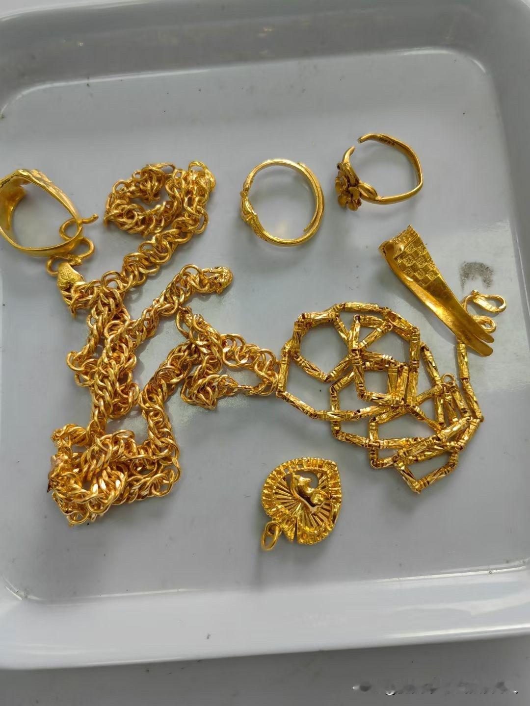 一觉醒来，黄金市场变天了，不是黄金涨到1305，而是回收价是真的很低了，只有9