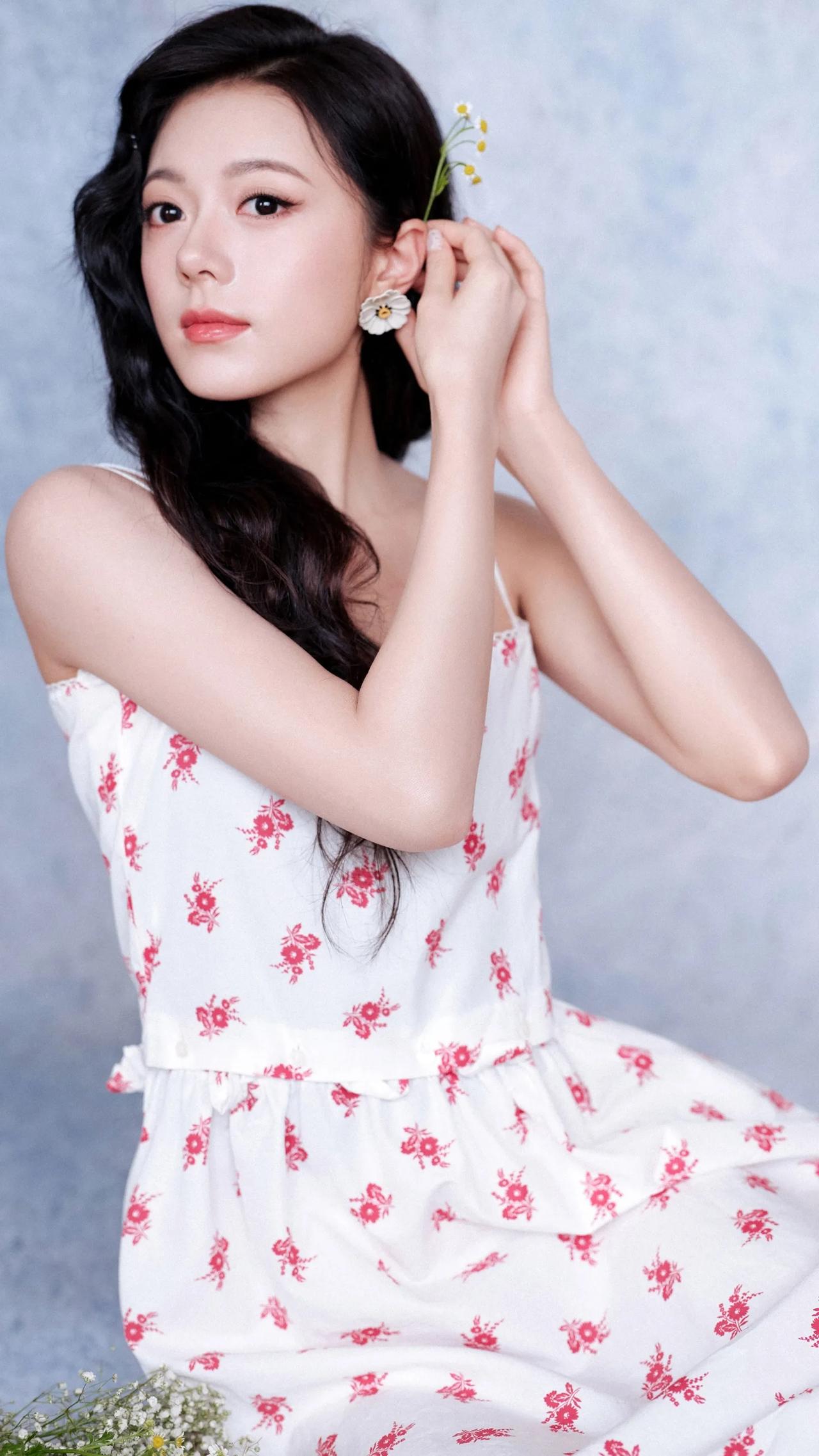 赵今麦：夏日清新少女风，白色碎花裙搭配自然妆容，温柔动人。赵今麦你是喜欢风情万