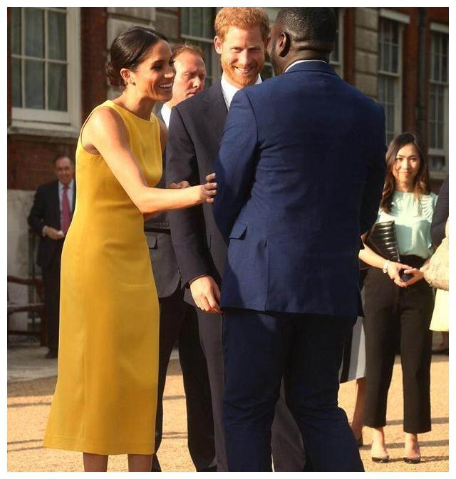 梅根和哈里在一起笑得很开心，凯特和威廉在一起笑得很灿烂。这对妯娌在一起却笑不起来