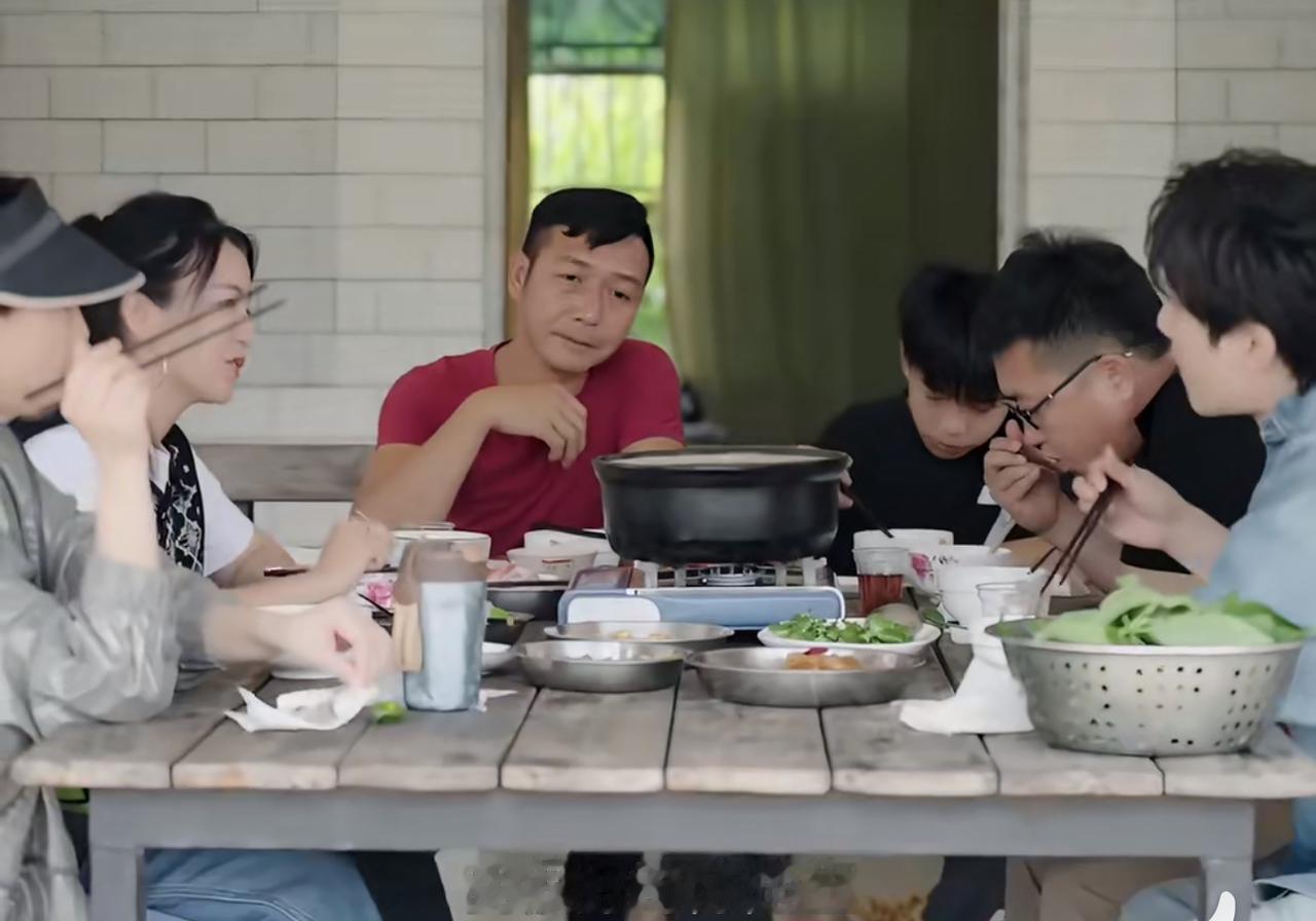 陈楚生说孩子就像一面镜子一样。他说当了爸爸以后，整颗心都软了下来。因为孩子就