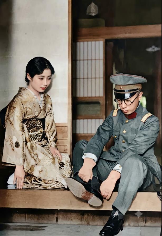 这张照片是末代皇弟爱新觉罗·溥杰与他的日本妻子嵯峨浩（婚后改名为爱新觉罗·浩）在