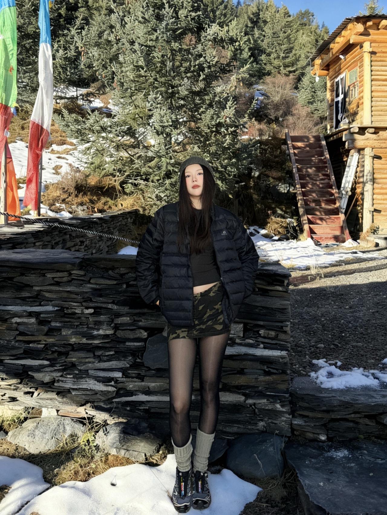 这件排骨羽绒服搭配黑丝美翻啦🥹🥰|||家人们谁懂啊！探路者这件排骨羽绒服也