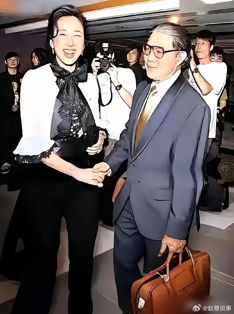 离婚19年，霍震霆看前妻朱玲玲的眼神，彻底藏不住了饭局上，65岁的朱玲玲巧笑嫣然