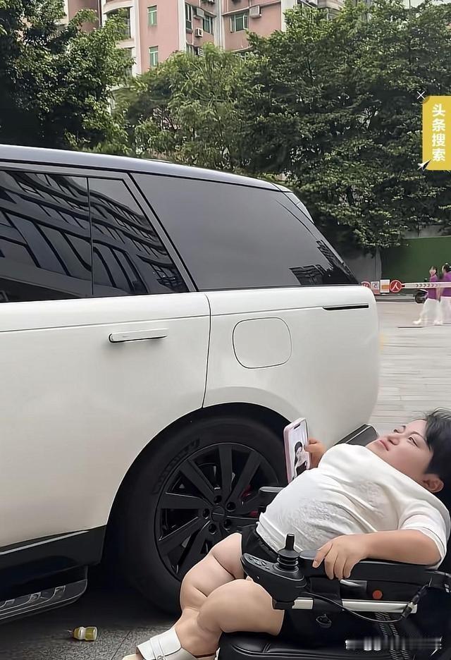 喜梅的孕肚越来越明显，进入孕晚期，肚子高高隆起，连翻身都要费很大力气。28周之后