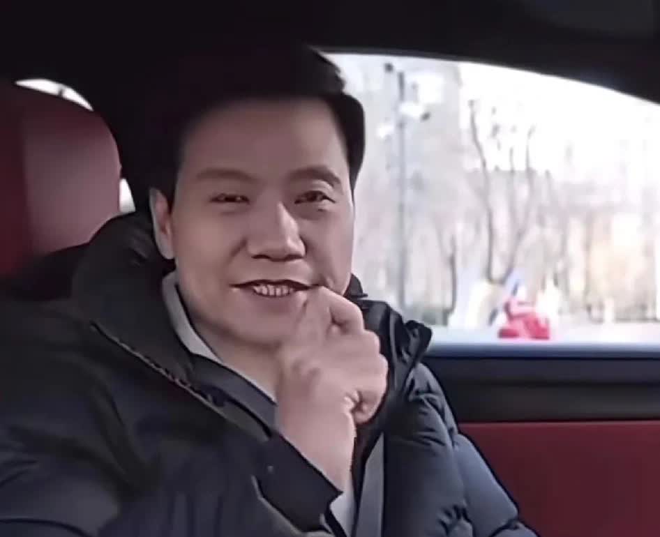 你们发现没，雷总又犯一个小错误。那就是，他在介绍小米汽车的时候把变道后灯