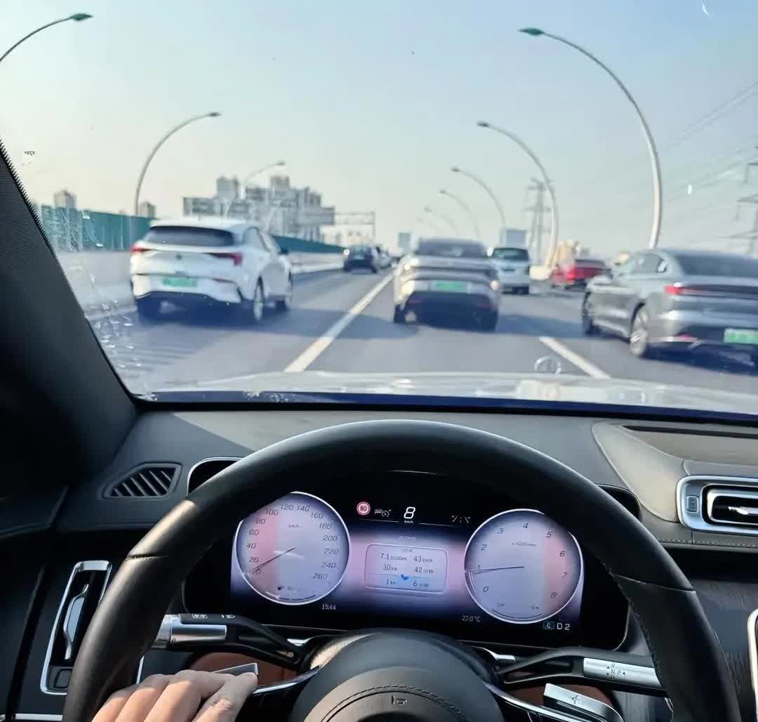 8小时开车跑2000公里可能吗?绝大部分家用车，表上的200基本上就是