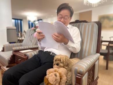 李在明总统首晒宠物狗巴比：只粘着太太，我有点小失落7月14日，韩国总统李在明