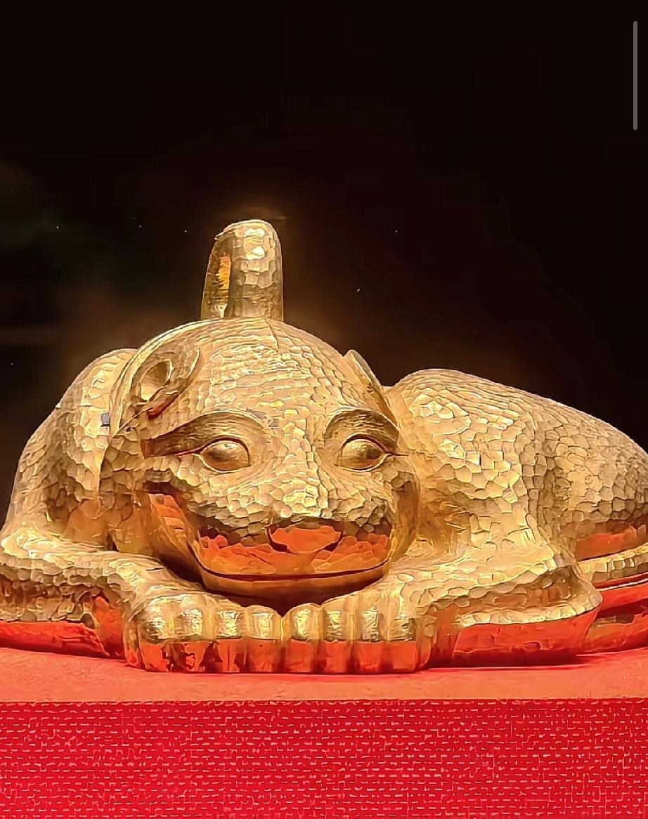 露馅了，南京博物院镇院之宝其一：金兽，竟然掉漆了！现在正闭馆修复呢。