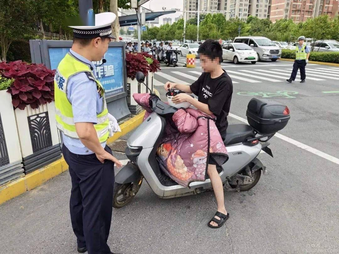 近日，在首都北京的街头，执勤交警在西二环拦停了一名没有戴头盔的电动自行车骑车人。
