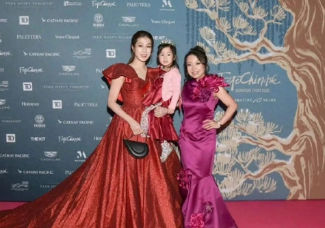 <em>钟嘉欣</em>带着女儿去看展，这画面太有爱。活动现场，<em>钟嘉欣</em>单手就把女儿抱起来了，