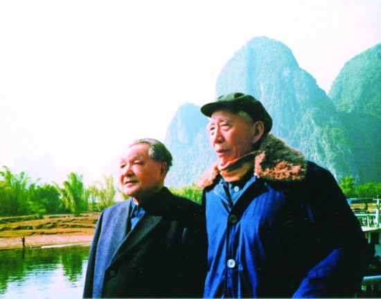 桂林山水甲天下，漓江风景甲桂林。1986年，82岁高龄的邓小平在广西桂林漓江留影