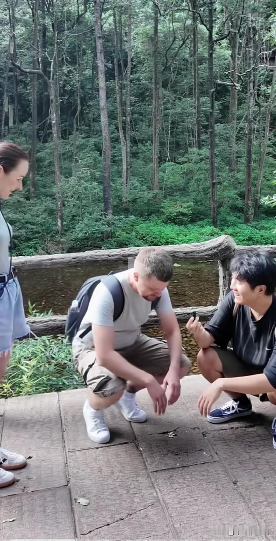 一中国小伙问老外夫妻，你知道亚洲蹲吗？小伙自己蹲了下去，老外也去蹲，脚跟不着地也