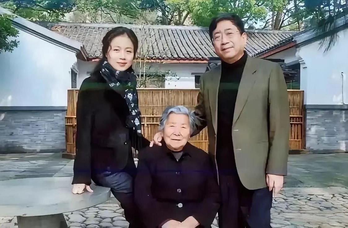 余秋雨与马兰和母亲的合影，中间是余秋雨的母亲。余秋雨是中国当代文化学者，还是作
