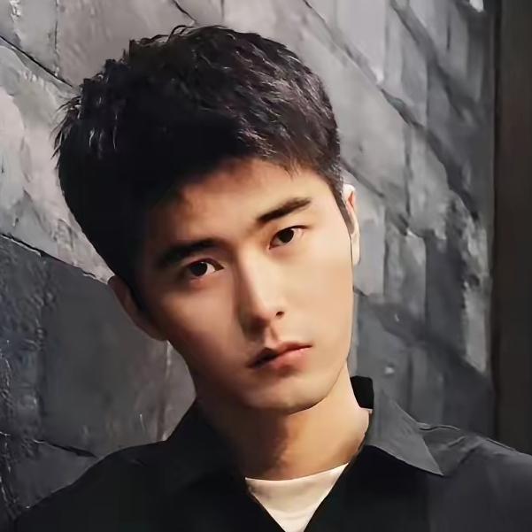 不陪酒居然真会被打！娱乐圈这事儿也太离谱了。95后男演员刘奕畅，就因为对方不愿陪