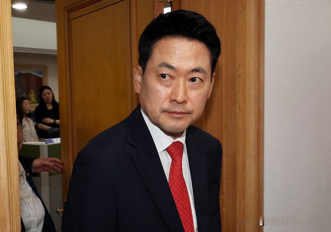 4日，韩国国民力量党党首张东赫就地方选举的结果作出正式回应，坦言对这一令人遗憾的