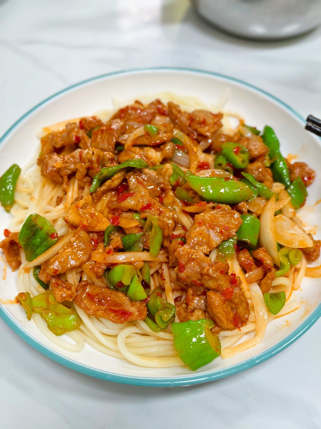 终于从无人区回来了不好意思，又晒美食了今天是纯羊肉过油拌面新疆，一个来一回长三斤