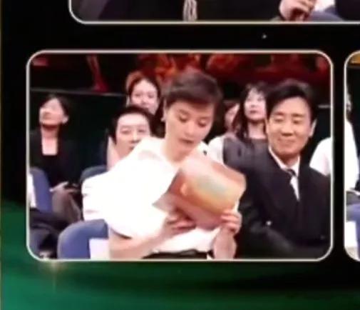 回看金鹰奖最佳女主颁奖片段，这段细节太有意思！于和伟本来坐在吴越旁边面带笑意，吴