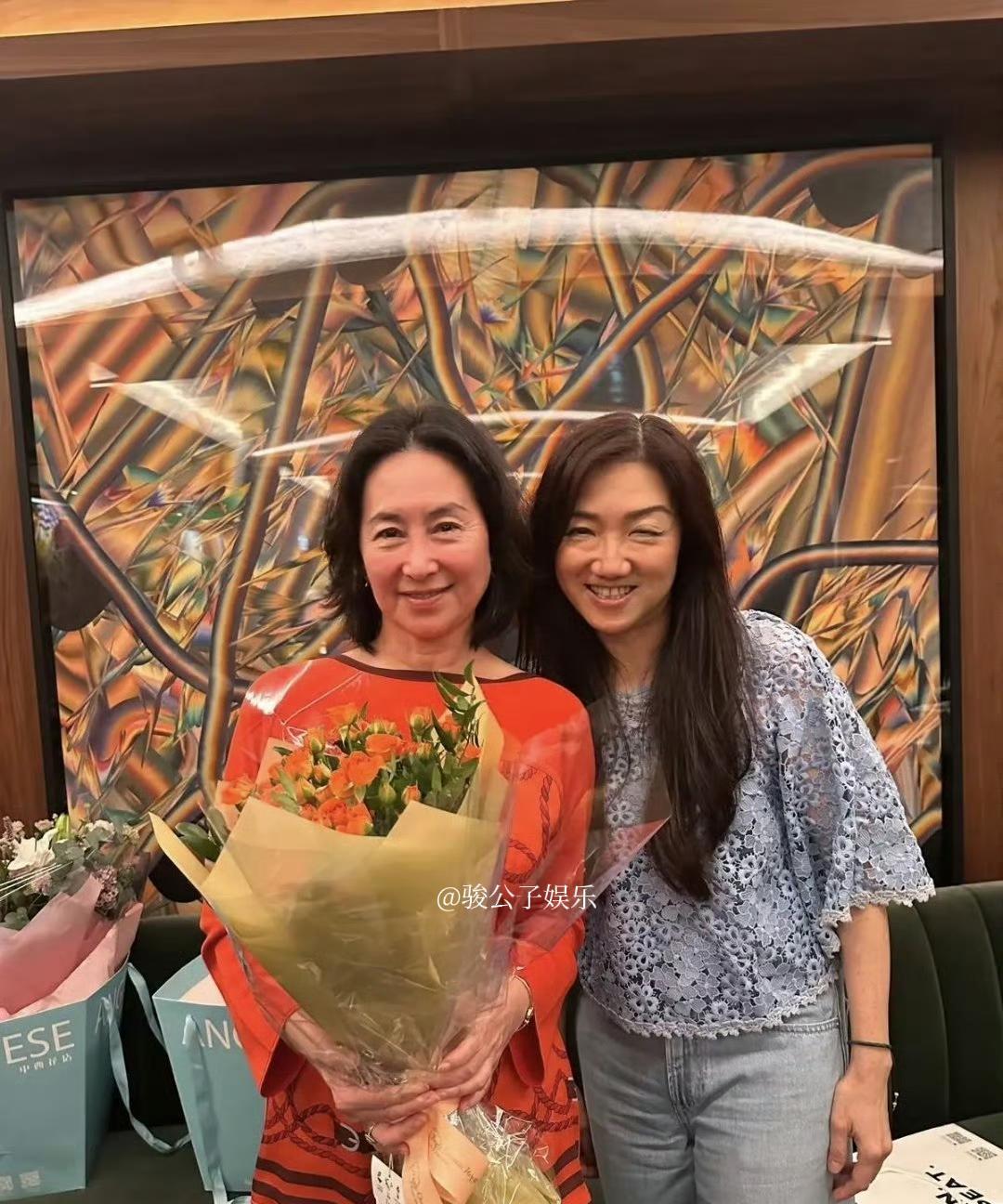 赌王爱女何超琼迎来63岁生日，和好闺蜜开心聚餐，何超琼穿着红色印花套头式衬衫，很