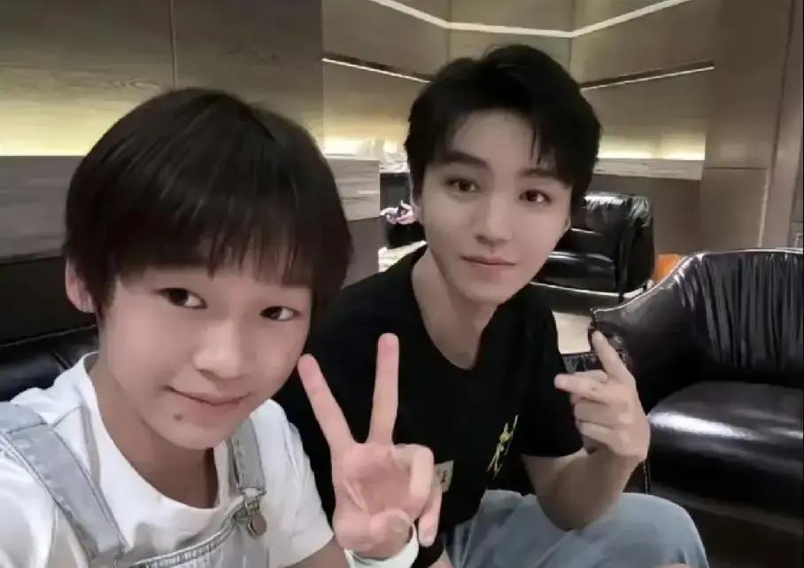 “全妹闪现王俊凯话剧现场”的词条刚挂热搜，评论区就炸了锅。画面里，跳水冠军