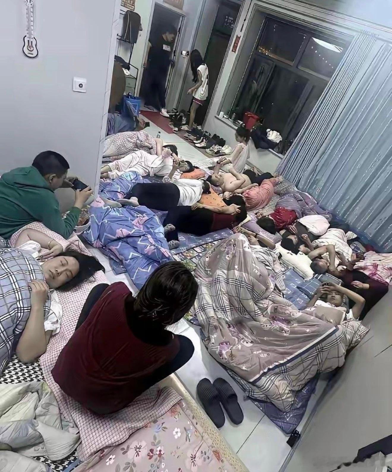 亲戚来我家做客，没地方睡非要打地铺