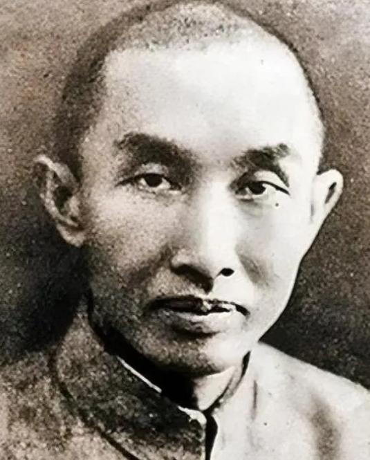 1952年，“一代船王”卢作孚在家里吞服了大量安眠药后，决绝地离开了这个世界。他