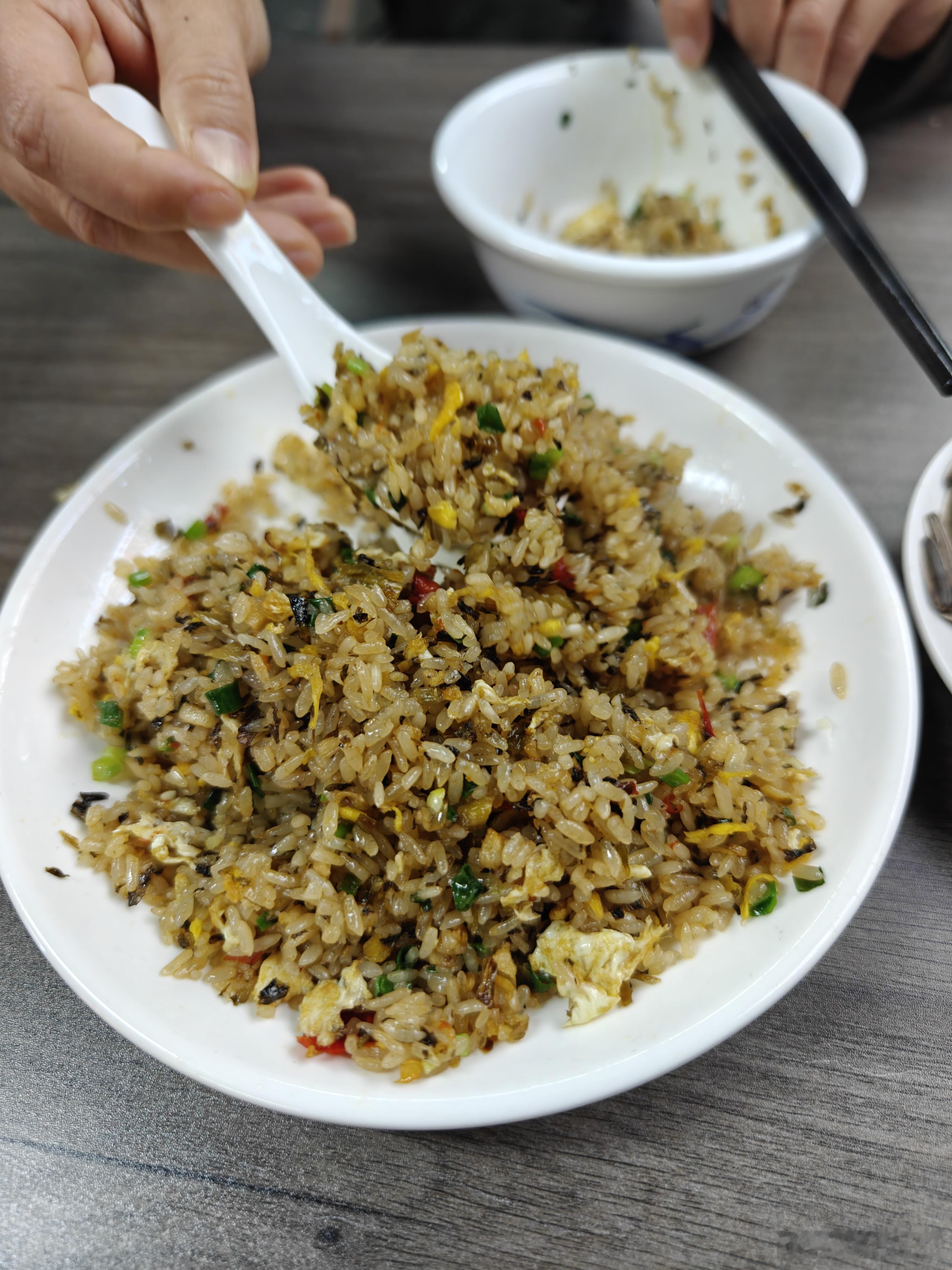 电车的乐趣之一，你永远猜不到在哪个充电站旁边会有个美味的餐厅小鹏汽车