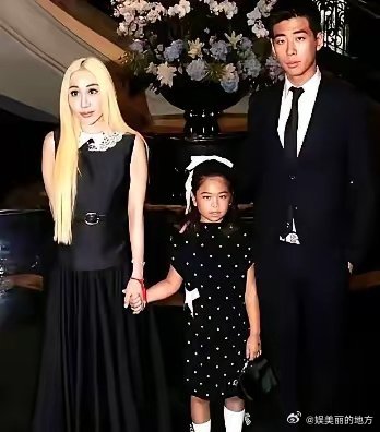 他爸，辛奇隆，哈佛学霸，长得不赖。她妈，何超盈，妥妥的豪门千金。俩人生的女儿，照