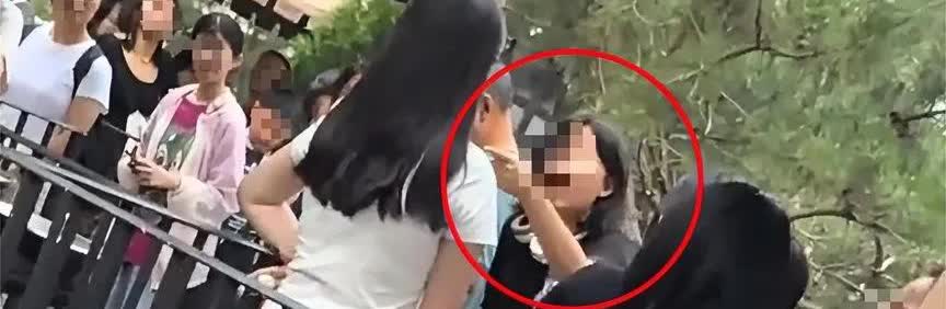 黑衣女生被冤枉偷拍，开始沟通还算正常，直到听到冤枉她偷拍的两个的女生解释，黑衣女