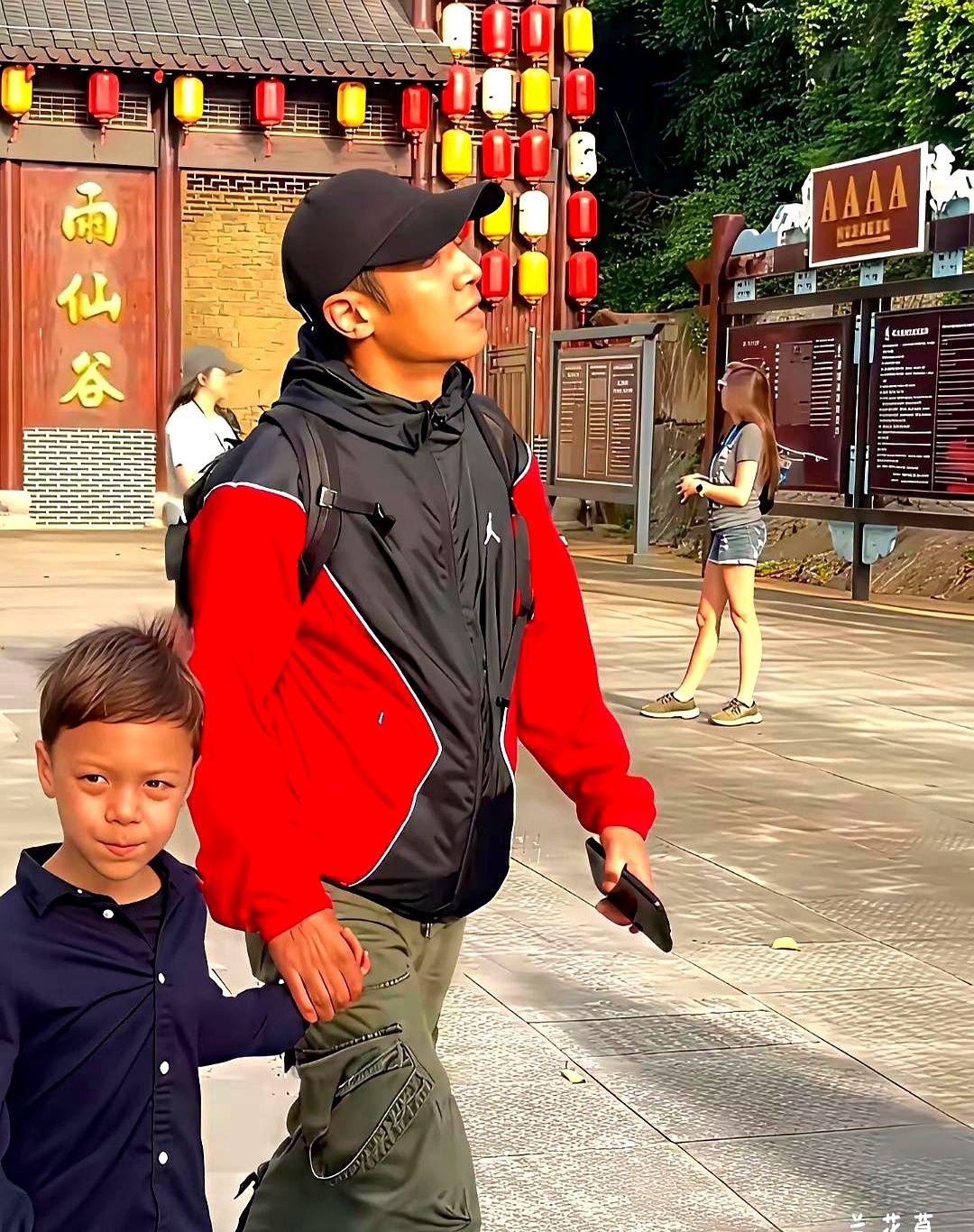 撒贝宁儿子的头发，彻底赢了。刚拿完国家级奖章，撒贝宁就带着一家老小回了武汉。