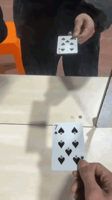 知道为什么住酒店得带副扑克了吧