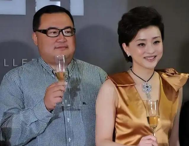 她与老公早已无爱，若再在一块，对彼此都是很不公正的，为了200斤的富豪与初恋离婚