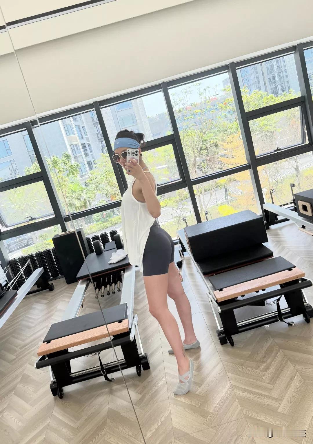 女星杨采钰发健身照，破怀孕传闻！前段时间有人发了一张路拍照，说是杨采钰怀孕了