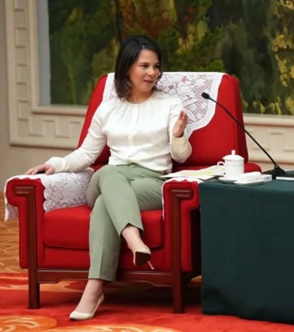 素有“二郎腿”外长之称的贝尔伯克，卸任后目前担任联合国大会主席，在其第三次来到