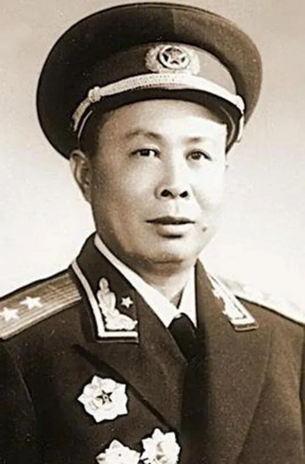 1955年，肖新槐正在湖南老家养病，朱老总派人找到他，说要授予他中将，肖新槐一愣