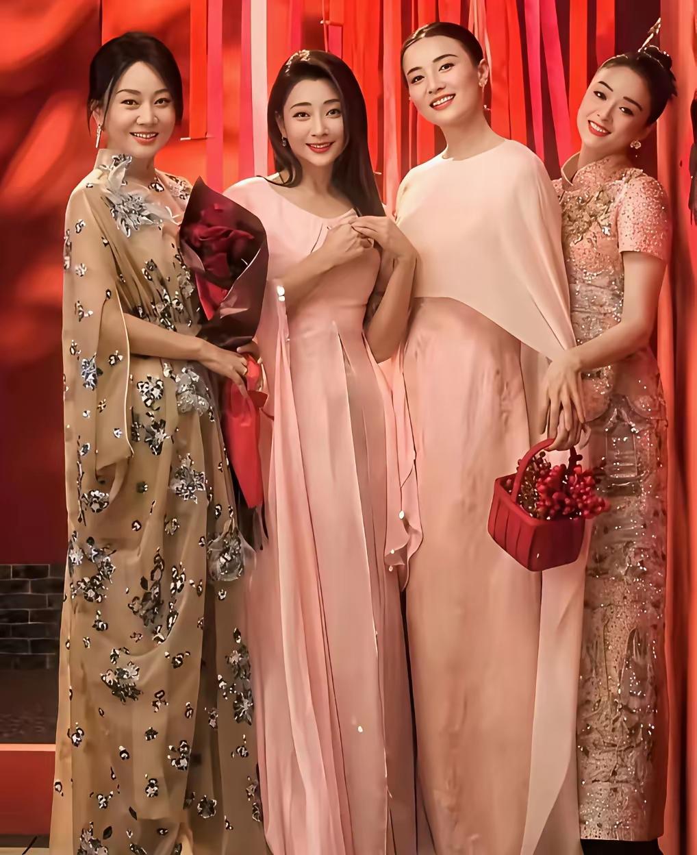 四位漂亮的女明星美得各有千秋。但我最喜欢宋佳，真的太好看了，天然大气，大女主的气