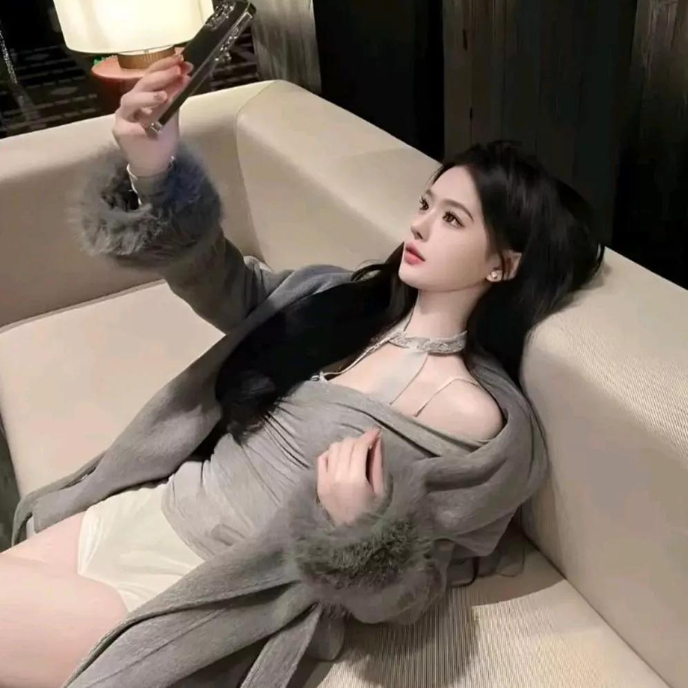 玉人何处倚楼望，月色如银，清辉满地。景人玉颜玉人倚花图玉见美景玉见风景玉