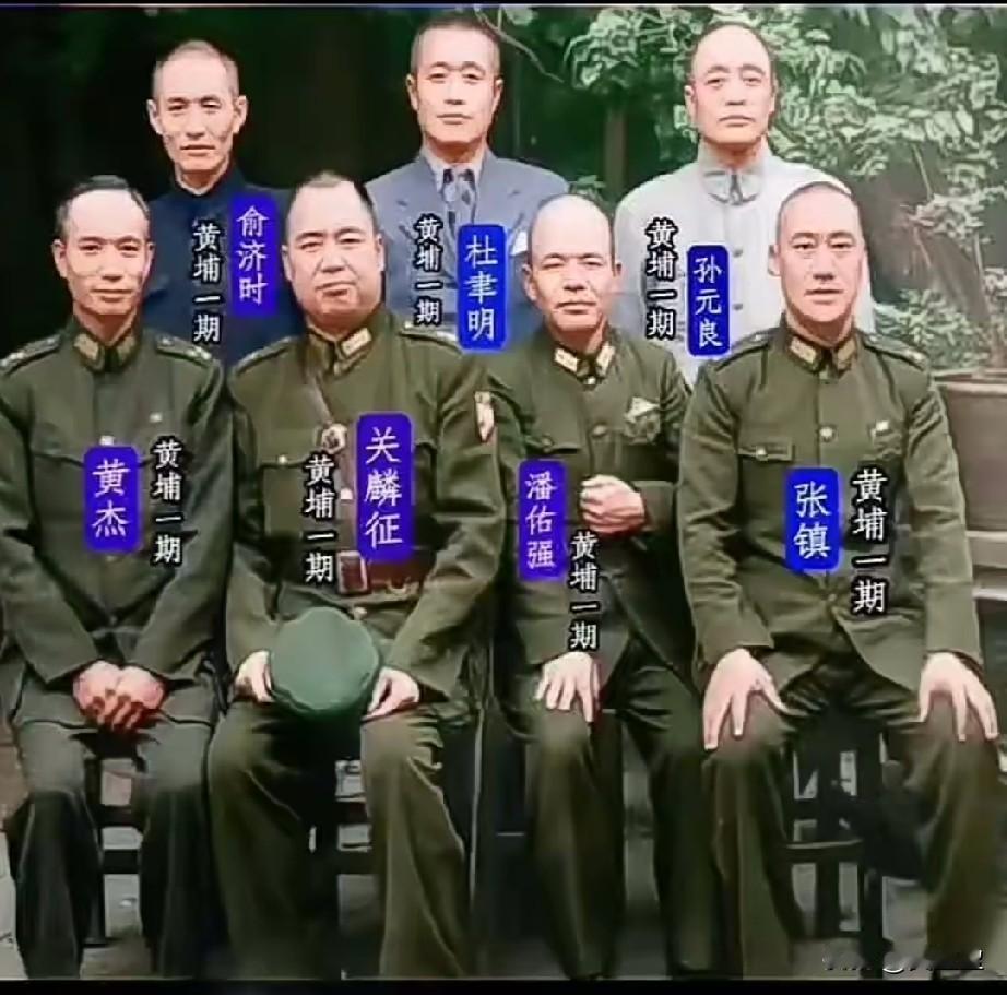 1942年，远征军出征前夕，留下这张弥足珍贵的将帅合影。庭院之内草木葱茏，一