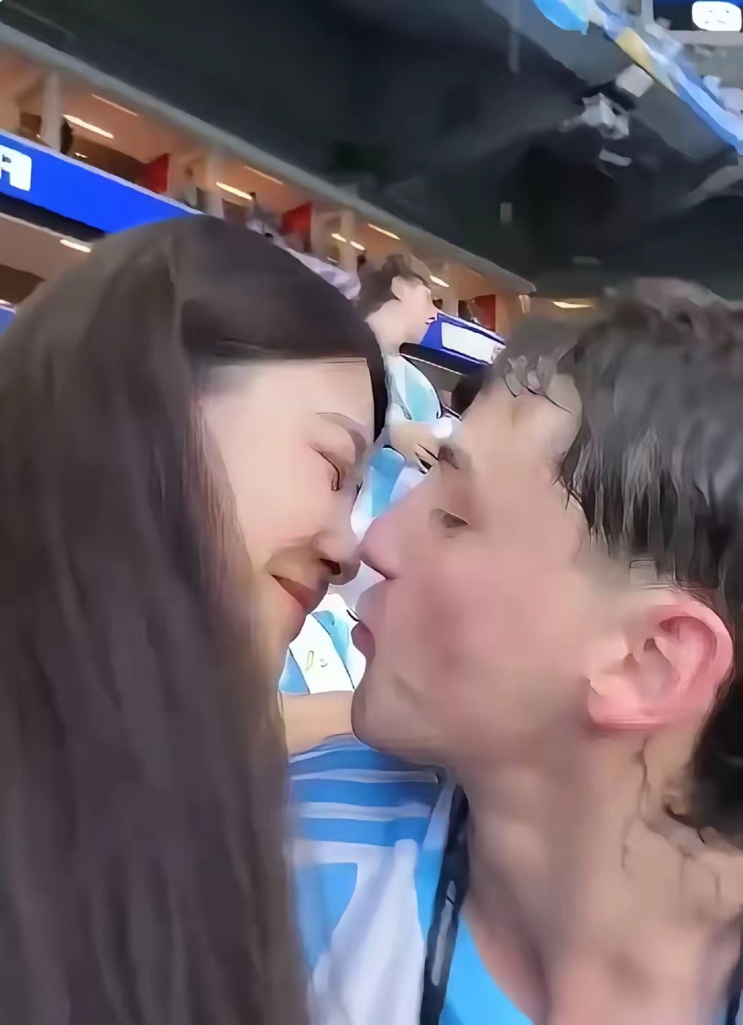美加墨世界杯现场求婚名场面！阿根廷小伙现场单膝跪地，向中国姑娘求婚，姑娘全程甜