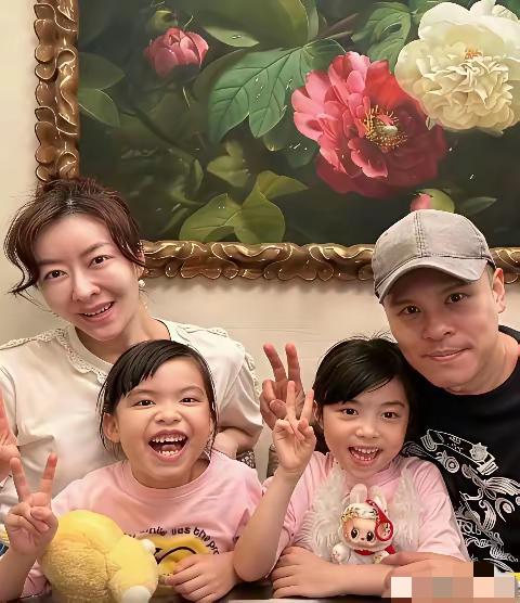 熊黛林的老公也不算丑吧，为什么两个孩子长得有点一般。儿子像妈妈，女儿像爸，说
