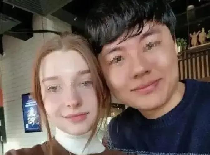 去银行注销一张落满灰的老储蓄卡，柜员刚敲了几下键盘，脸色突然变了，压低声音对老李