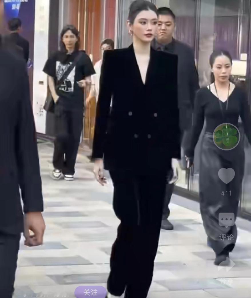这身板也太绝了吧三里屯的奚梦瑶一身黑造型，直接把“高级黑”的穿搭密码焊死了！
