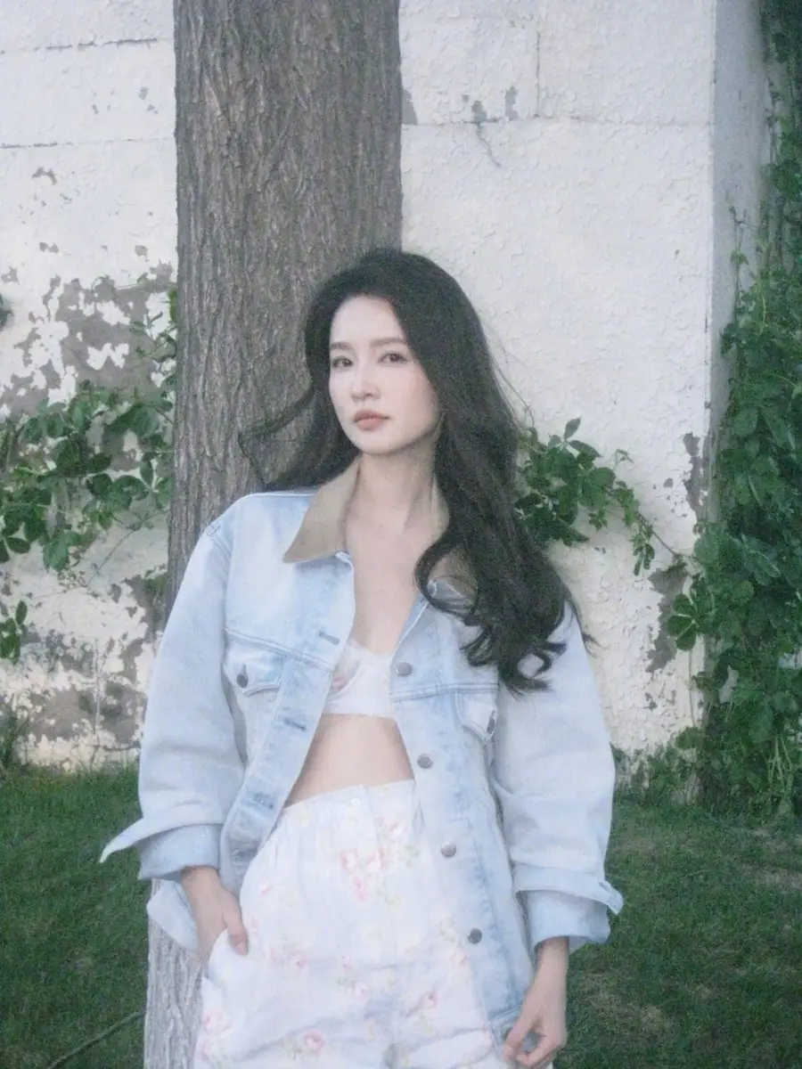 李沁穿印花抹胸短裤秀好身材打扮清凉迎接炎热夏日