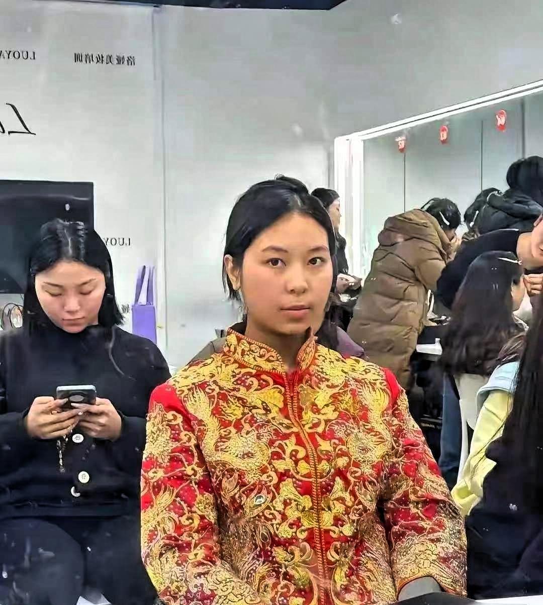 湖南一姑娘马上要结婚‎，准新郎把她送‌到⁠‍县城化妆，因‍‏﻿为化妆要挺久‎，他