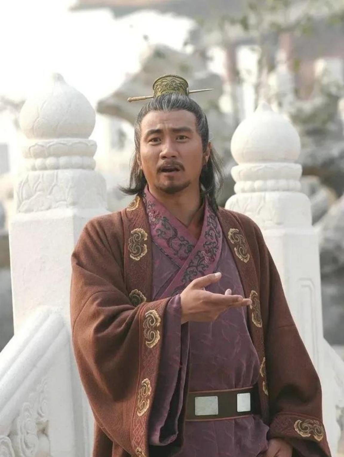 一天朱元璋想找理由杀了沈万三，指着猪蹄子问：“万三，这是什么菜？”沈万三当然知道