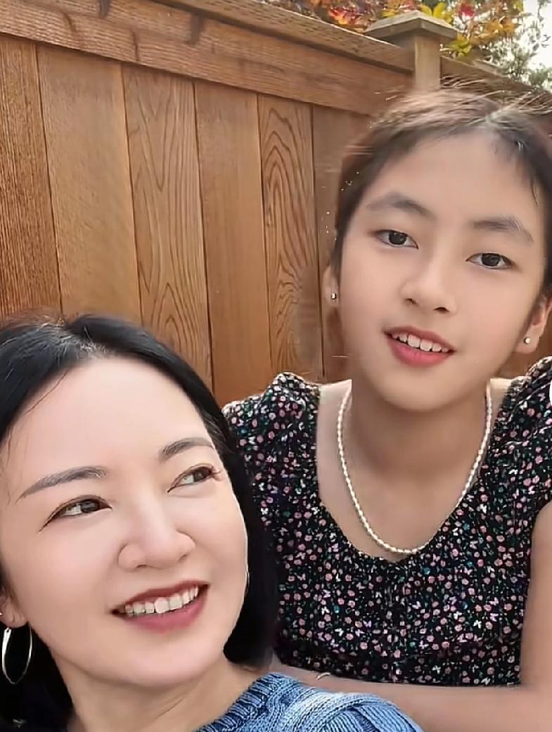 难怪觉得阿雅的女儿面相不一般。原来阿雅的老公是一位活佛。女儿完全是按照活佛老